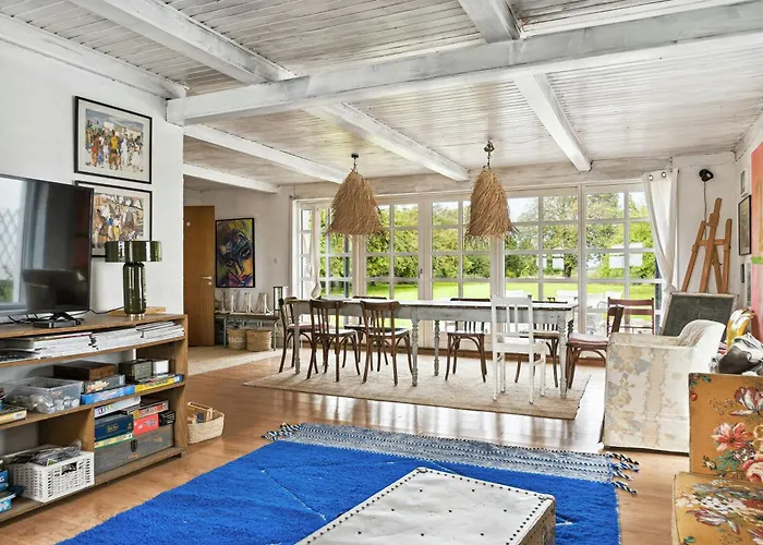 fotos do By The Bay A Thatched House Lies So Beautifully Fons