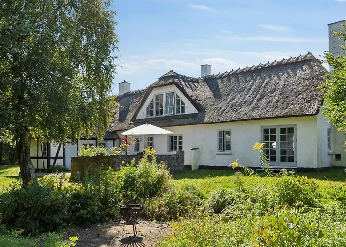 Photo de Villa Idyllic Half-Timbered House For 10 Guests à Kettinge