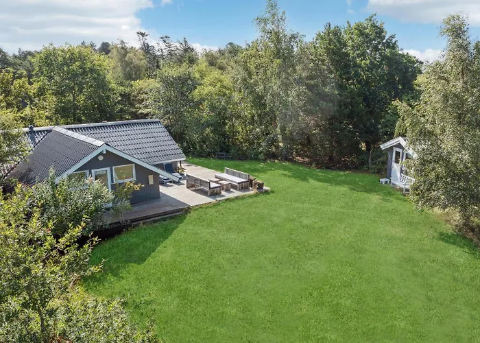 Photo de Gorgeous Home In Sjaellands Odde Overby